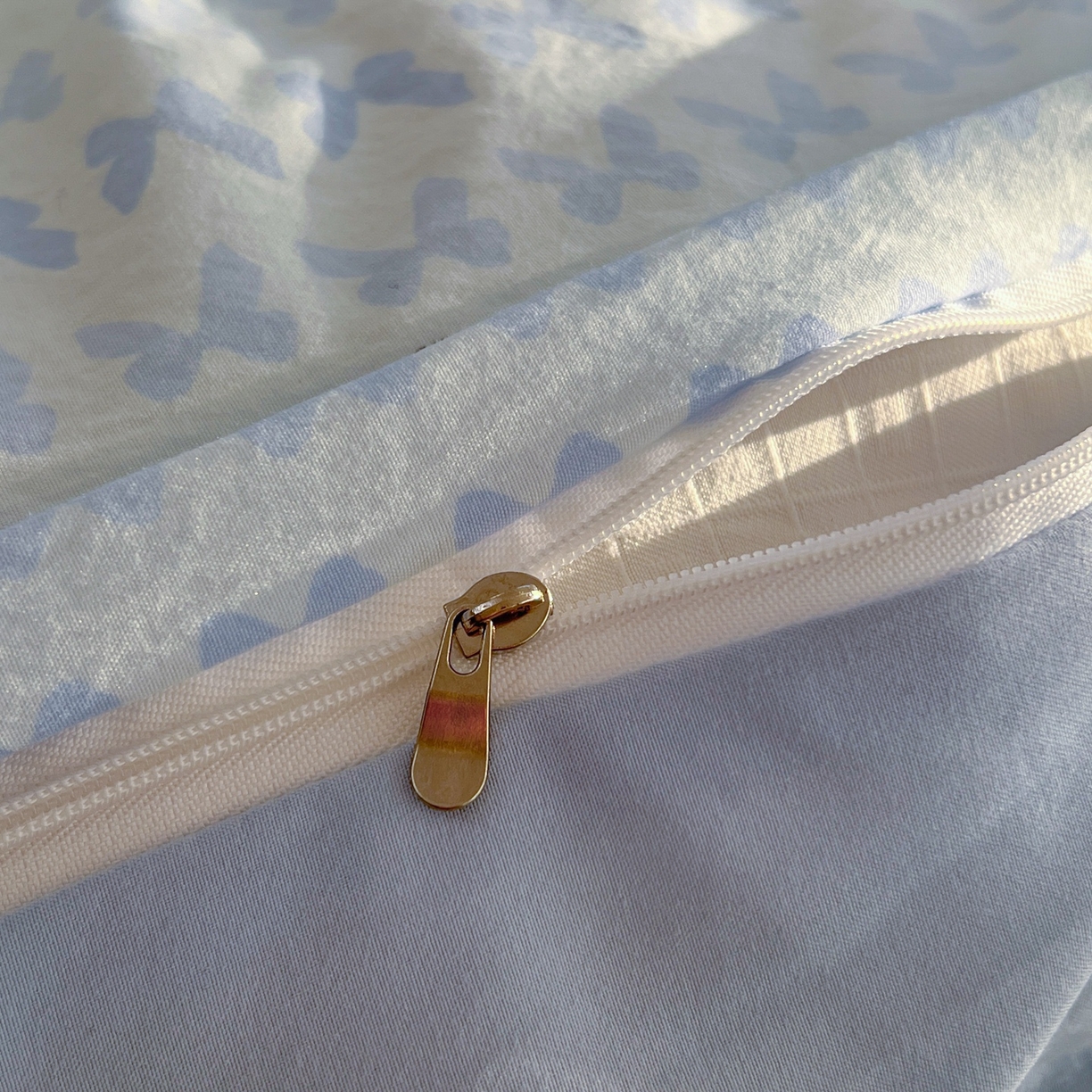 91家纺网 家纺一手货源 找家纺 玉海棠家纺 2026新款古法水洗仿棉云感纱四件套 浅蓝童话集