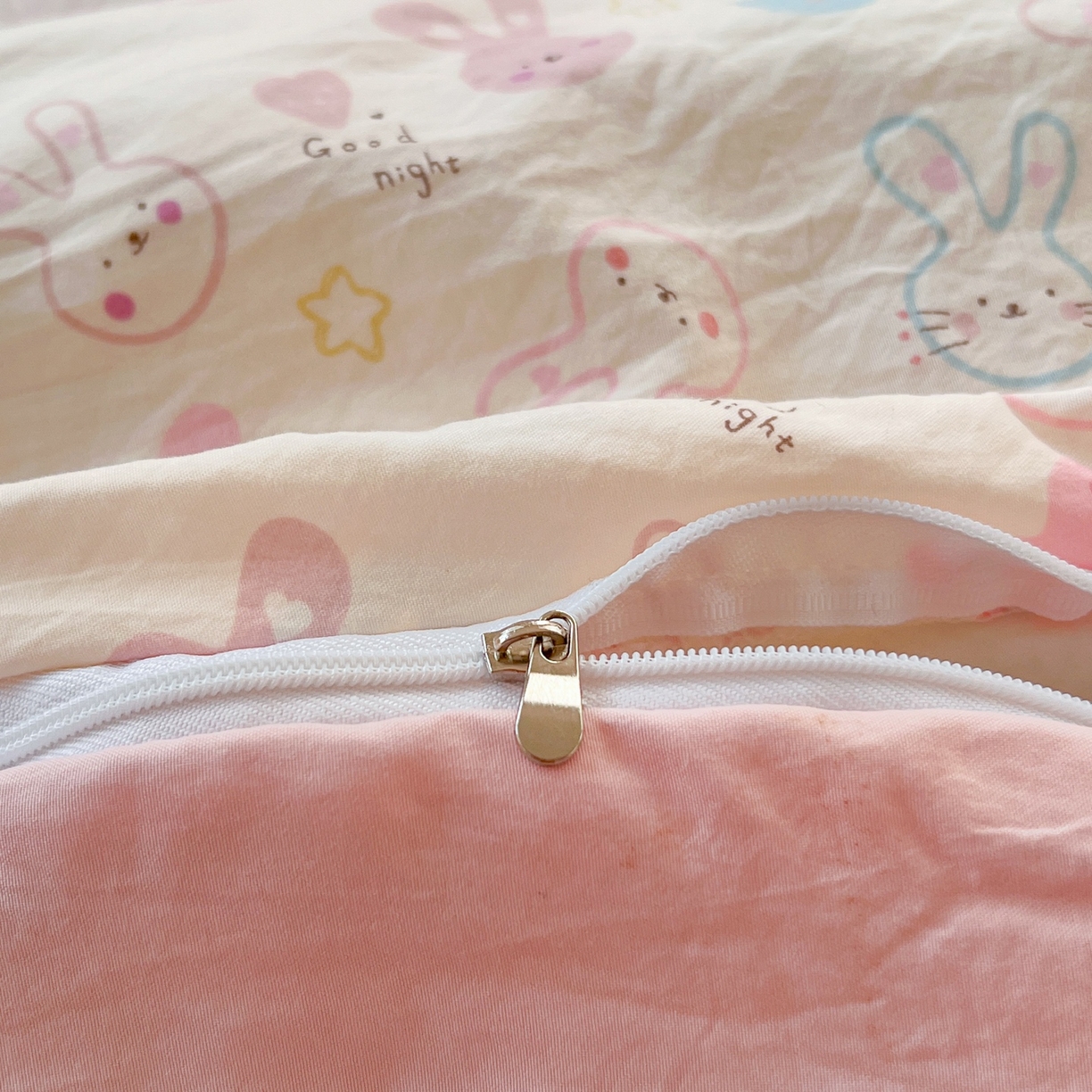 91家纺网 家纺一手货源 找家纺 玉海棠家纺 2026新款古法水洗仿棉云感纱四件套 软萌七彩兔