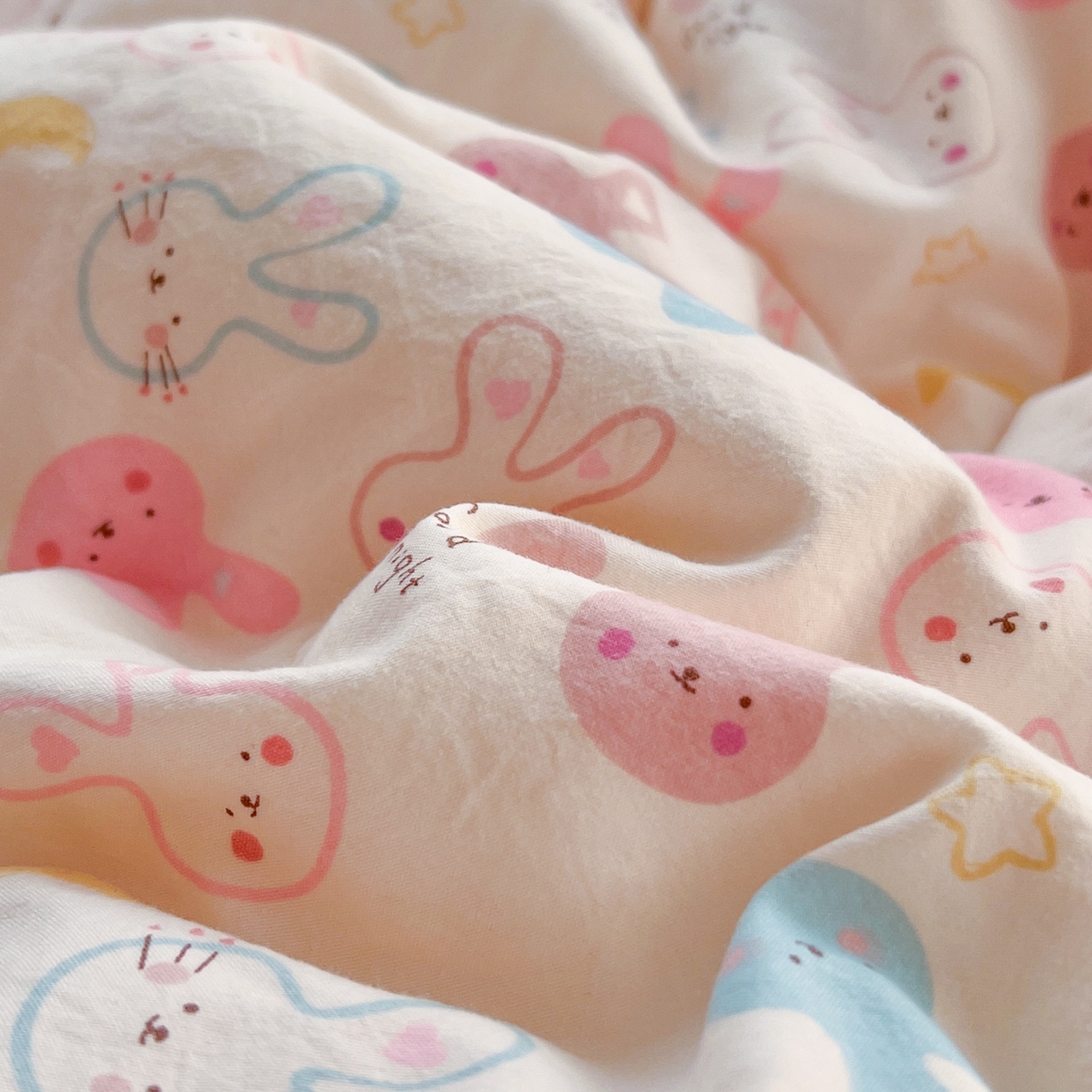 91家纺网 家纺一手货源 找家纺 玉海棠家纺 2026新款古法水洗仿棉云感纱四件套 软萌七彩兔