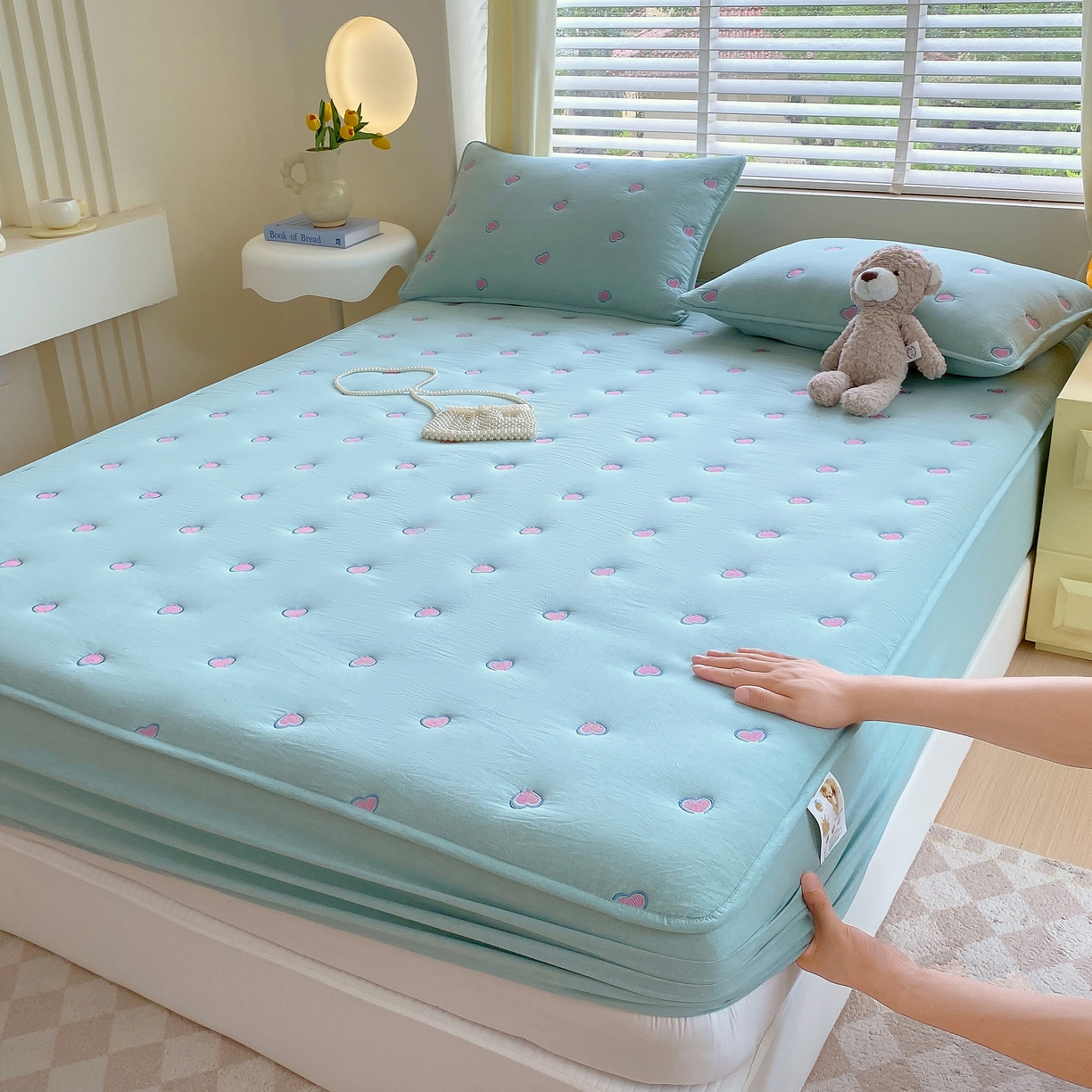 91家纺网 家纺一手货源 找家纺 （总）卡诗兰 2026新款全棉色织夹棉刺绣床笠-爱意满满