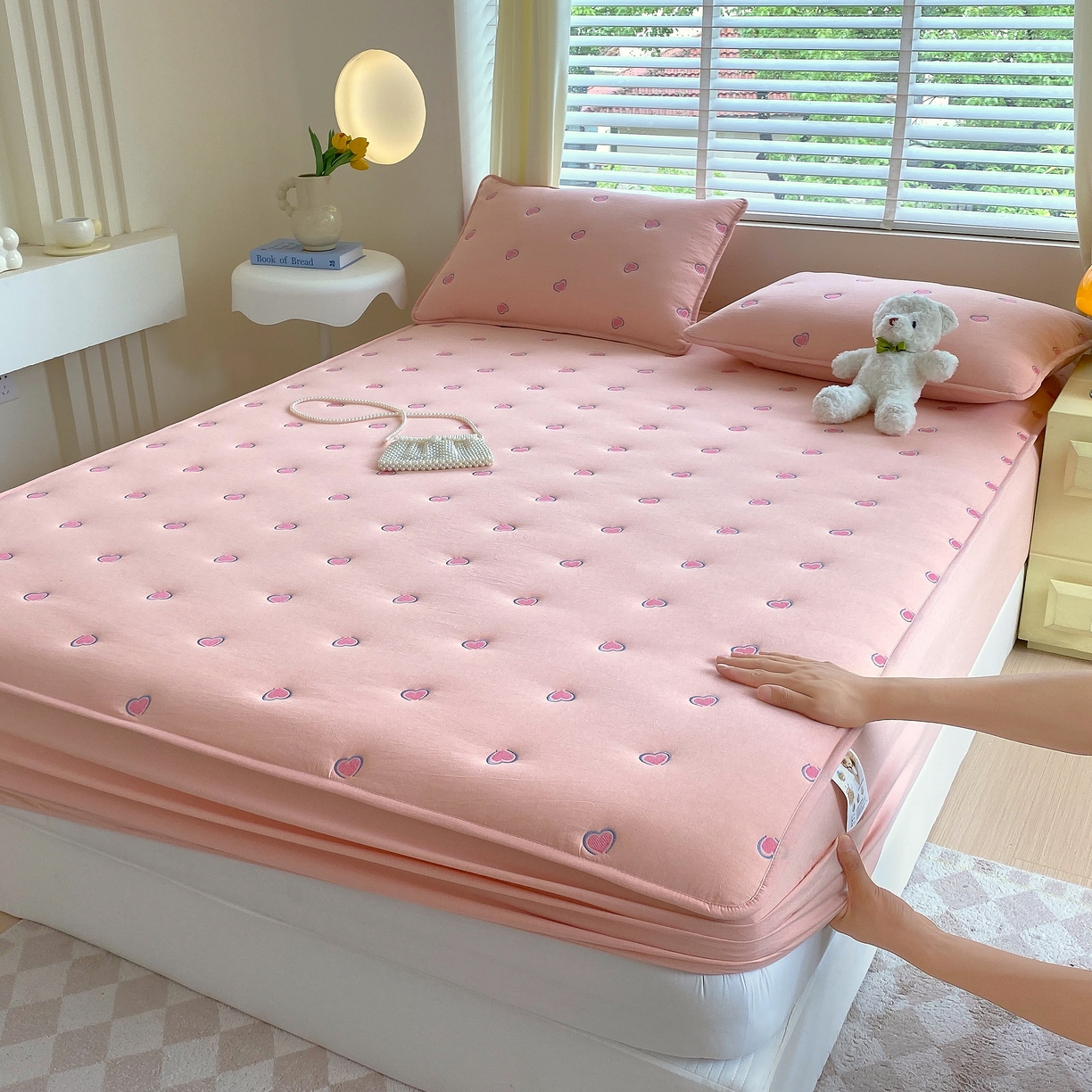 91家纺网 家纺一手货源 找家纺 （总）卡诗兰 2026新款全棉色织夹棉刺绣床笠-爱意满满