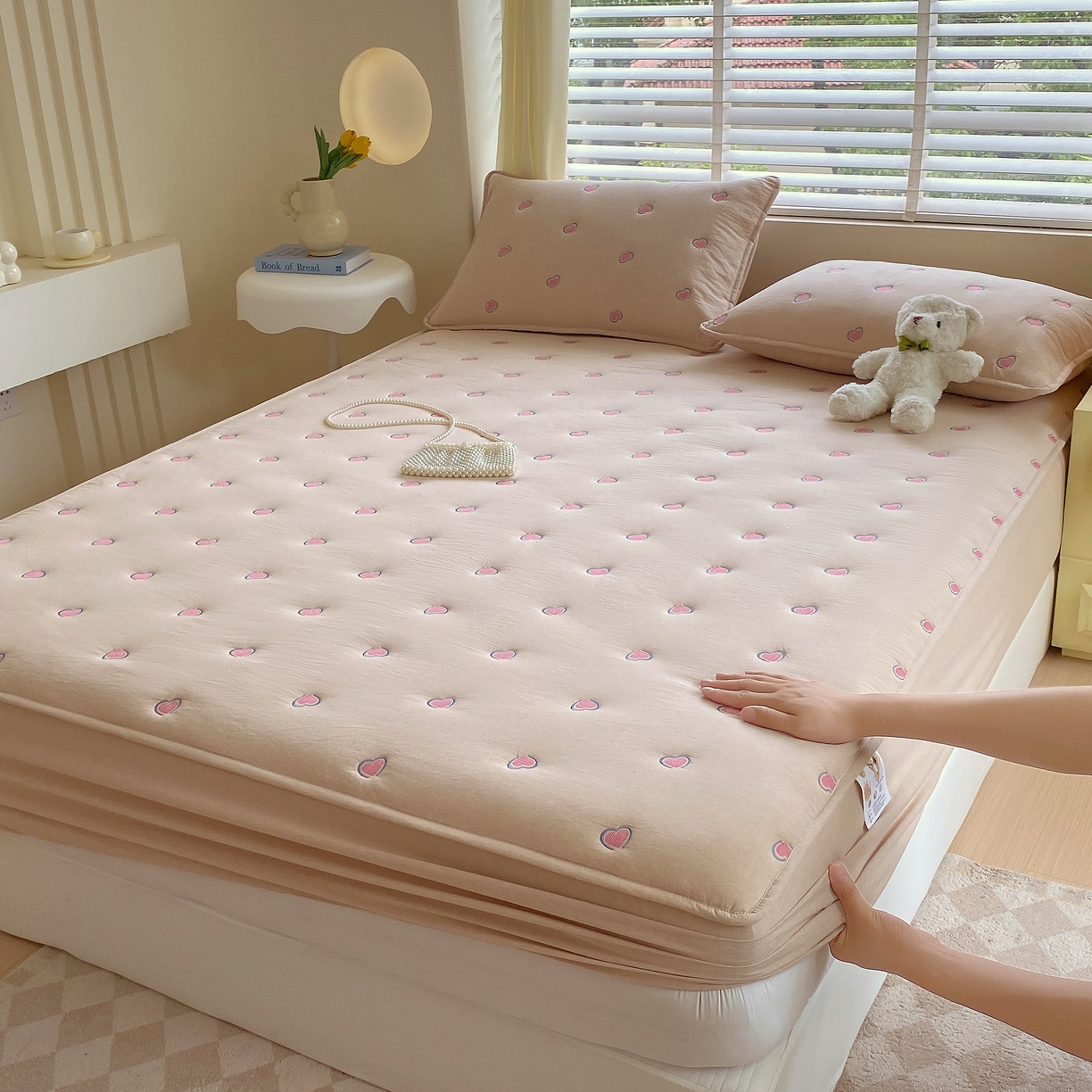 91家纺网 家纺一手货源 找家纺 （总）卡诗兰 2026新款全棉色织夹棉刺绣床笠-爱意满满