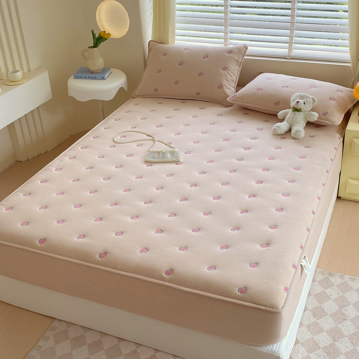 91家纺网 家纺一手货源 找家纺 （总）卡诗兰 2026新款全棉色织夹棉刺绣床笠-爱意满满