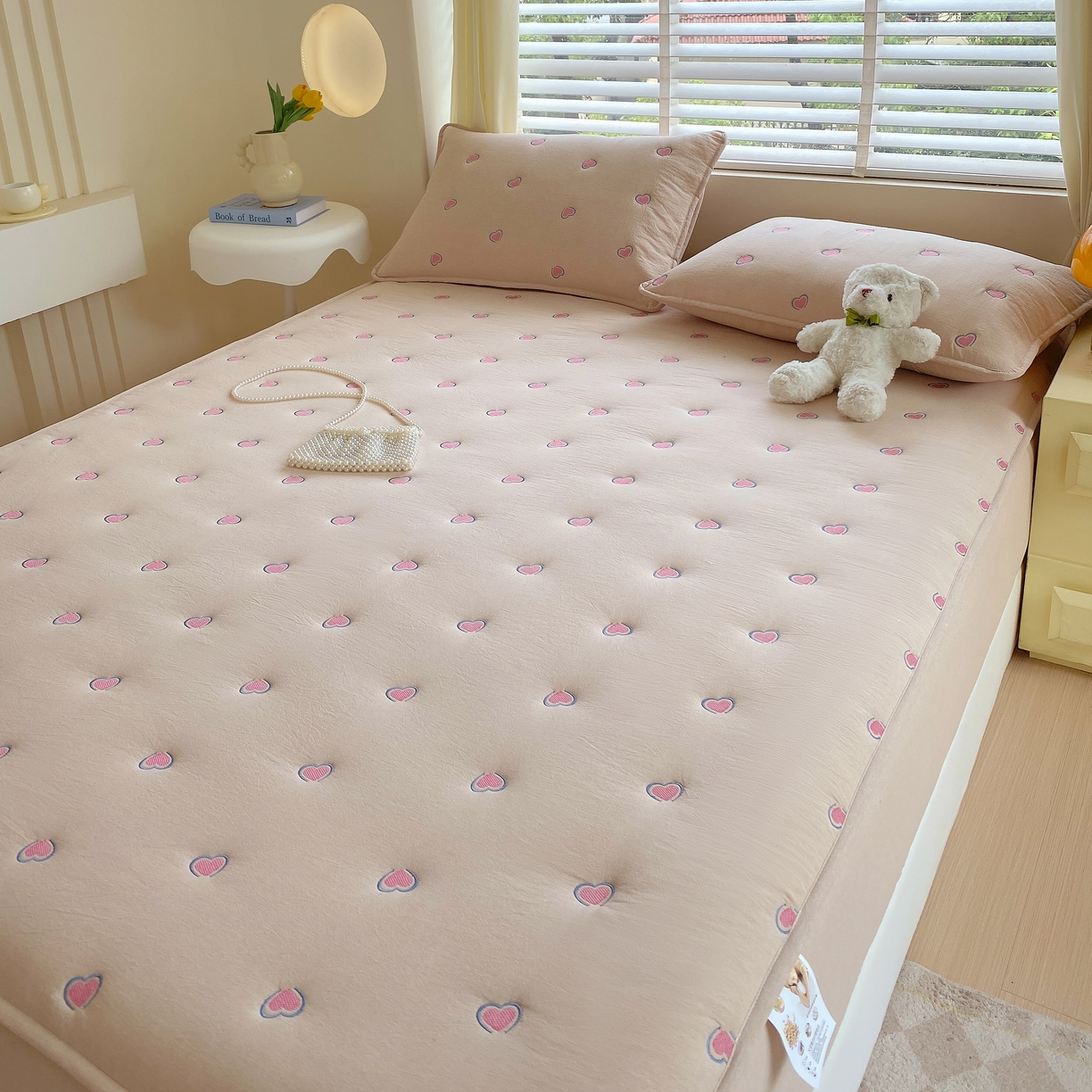 91家纺网 家纺一手货源 找家纺 （总）卡诗兰 2026新款全棉色织夹棉刺绣床笠-爱意满满