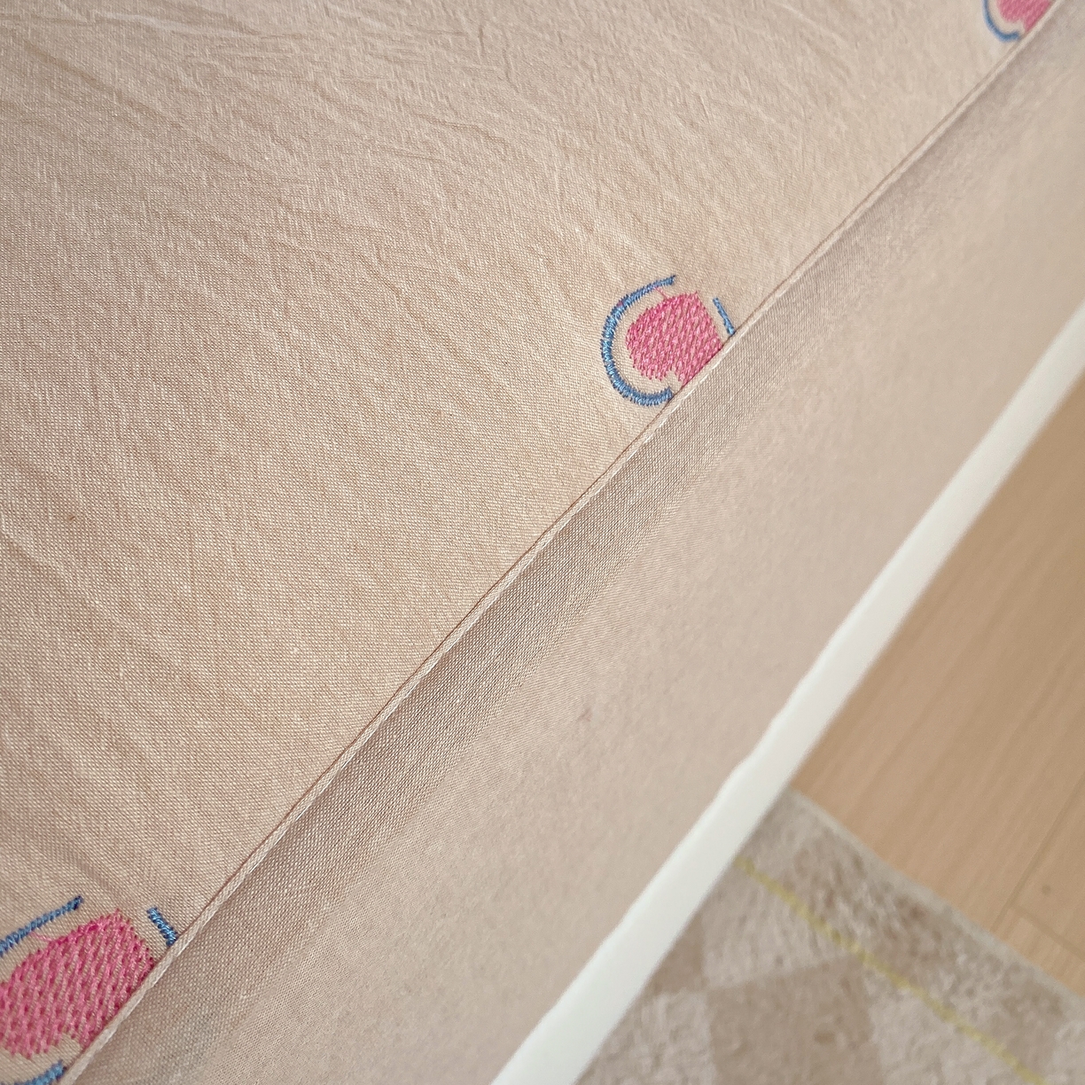 91家纺网 家纺一手货源 找家纺 （总）卡诗兰 2026新款全棉色织夹棉刺绣床笠-爱意满满