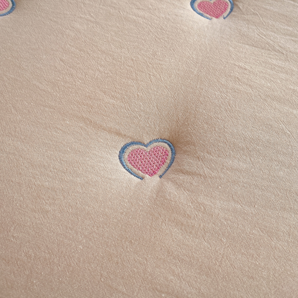 91家纺网 家纺一手货源 找家纺 （总）卡诗兰 2026新款全棉色织夹棉刺绣床笠-爱意满满