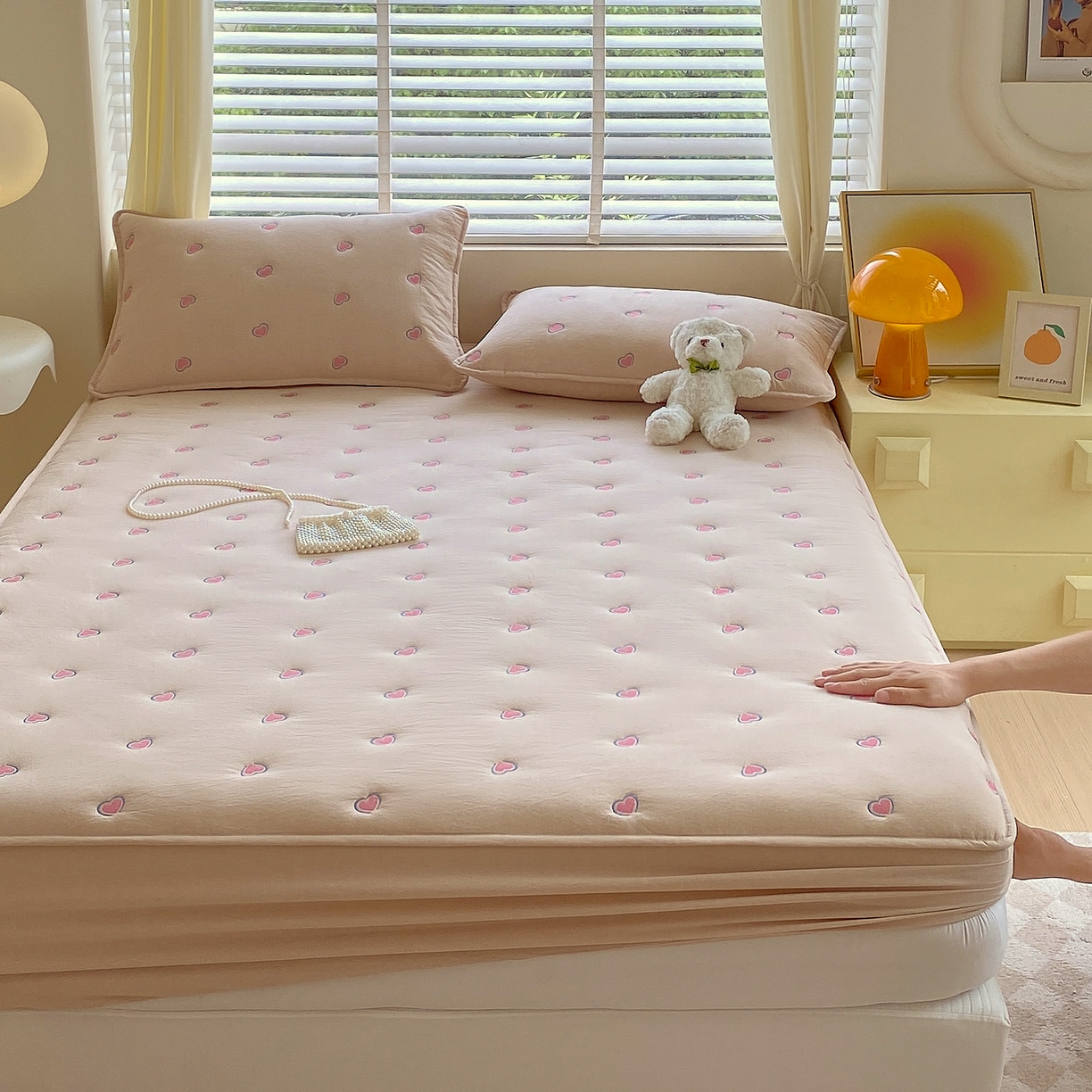 91家纺网 家纺一手货源 找家纺 （总）卡诗兰 2026新款全棉色织夹棉刺绣床笠-爱意满满