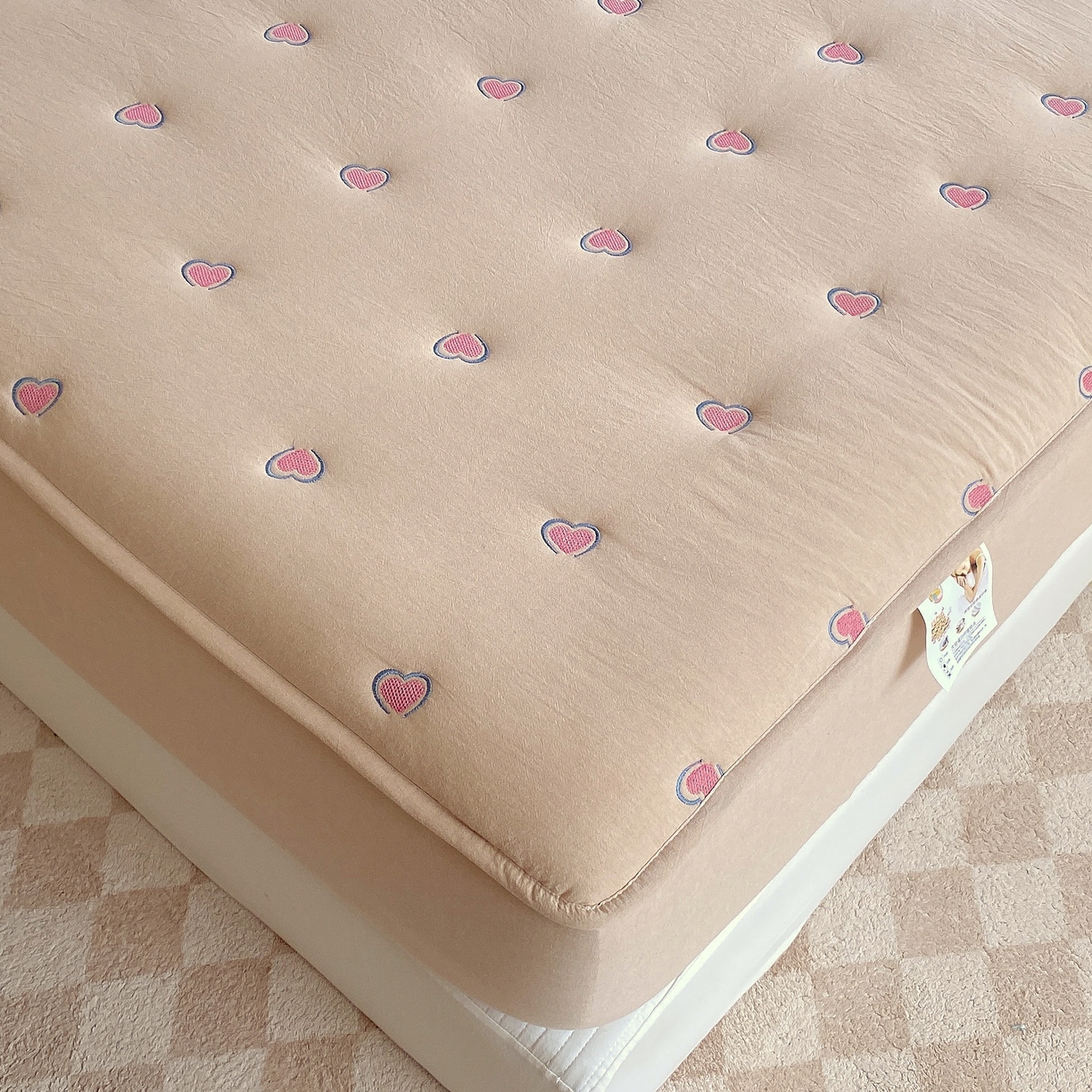 91家纺网 家纺一手货源 找家纺 （总）卡诗兰 2026新款全棉色织夹棉刺绣床笠-爱意满满