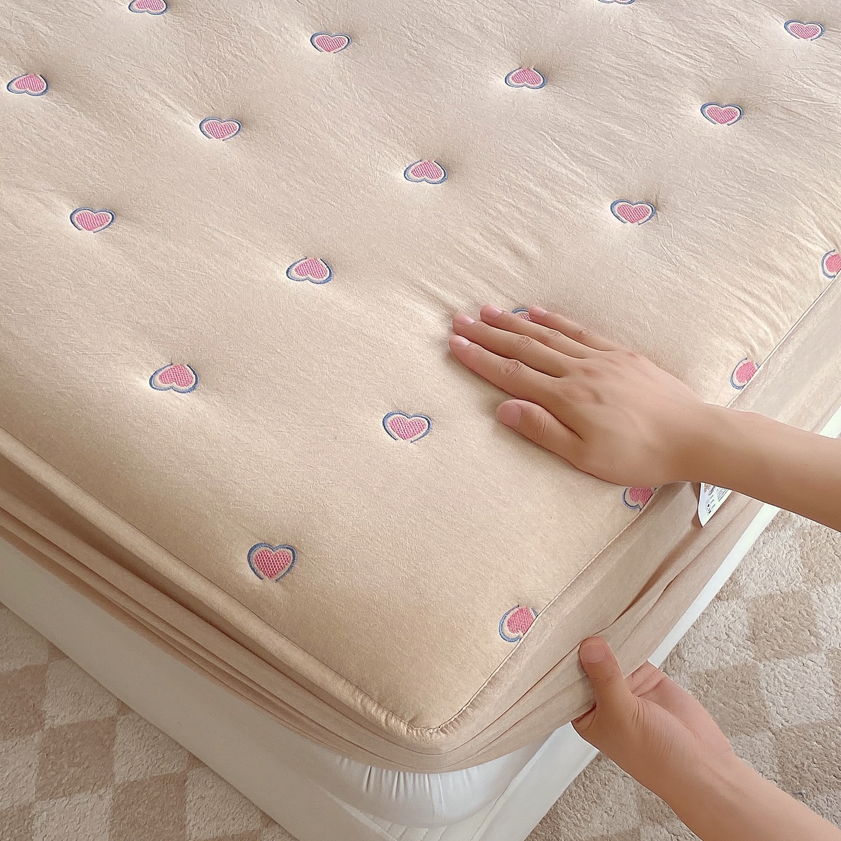 91家纺网 家纺一手货源 找家纺 （总）卡诗兰 2026新款全棉色织夹棉刺绣床笠-爱意满满