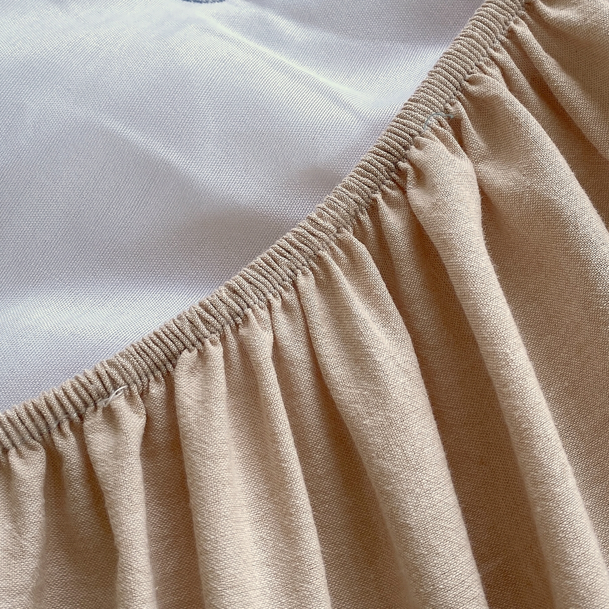 91家纺网 家纺一手货源 找家纺 （总）卡诗兰 2026新款全棉色织夹棉刺绣床笠-爱意满满