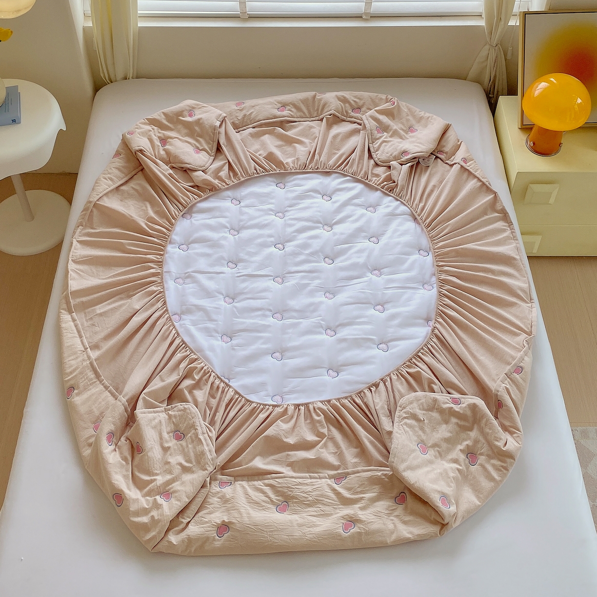 91家纺网 家纺一手货源 找家纺 （总）卡诗兰 2026新款全棉色织夹棉刺绣床笠-爱意满满