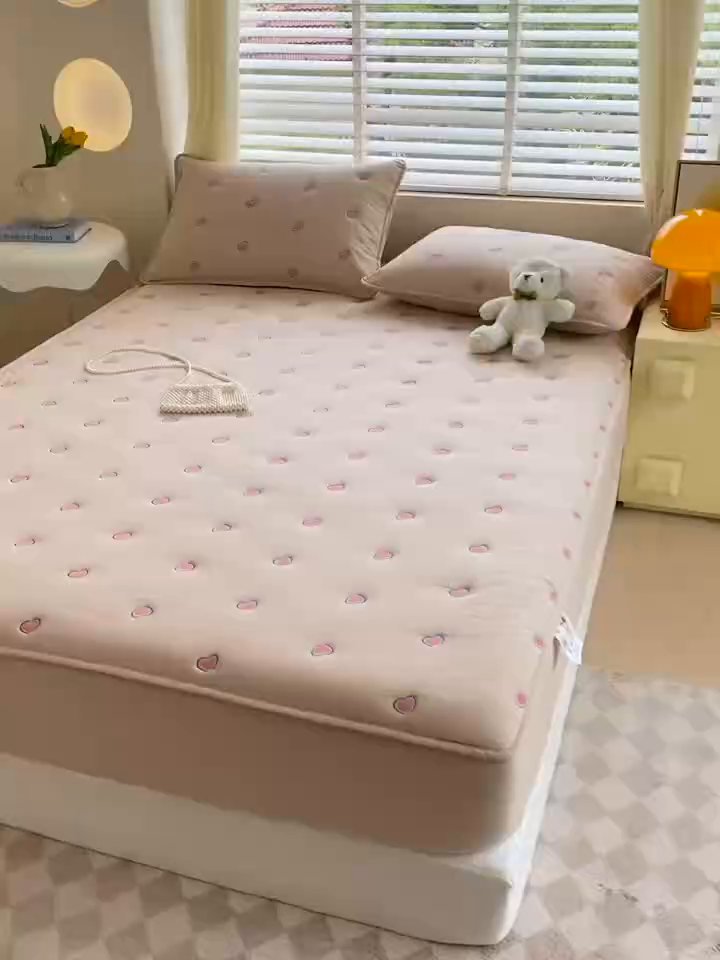 91家纺网 家纺一手货源 找家纺 （总）卡诗兰 2026新款全棉色织夹棉刺绣床笠-爱意满满