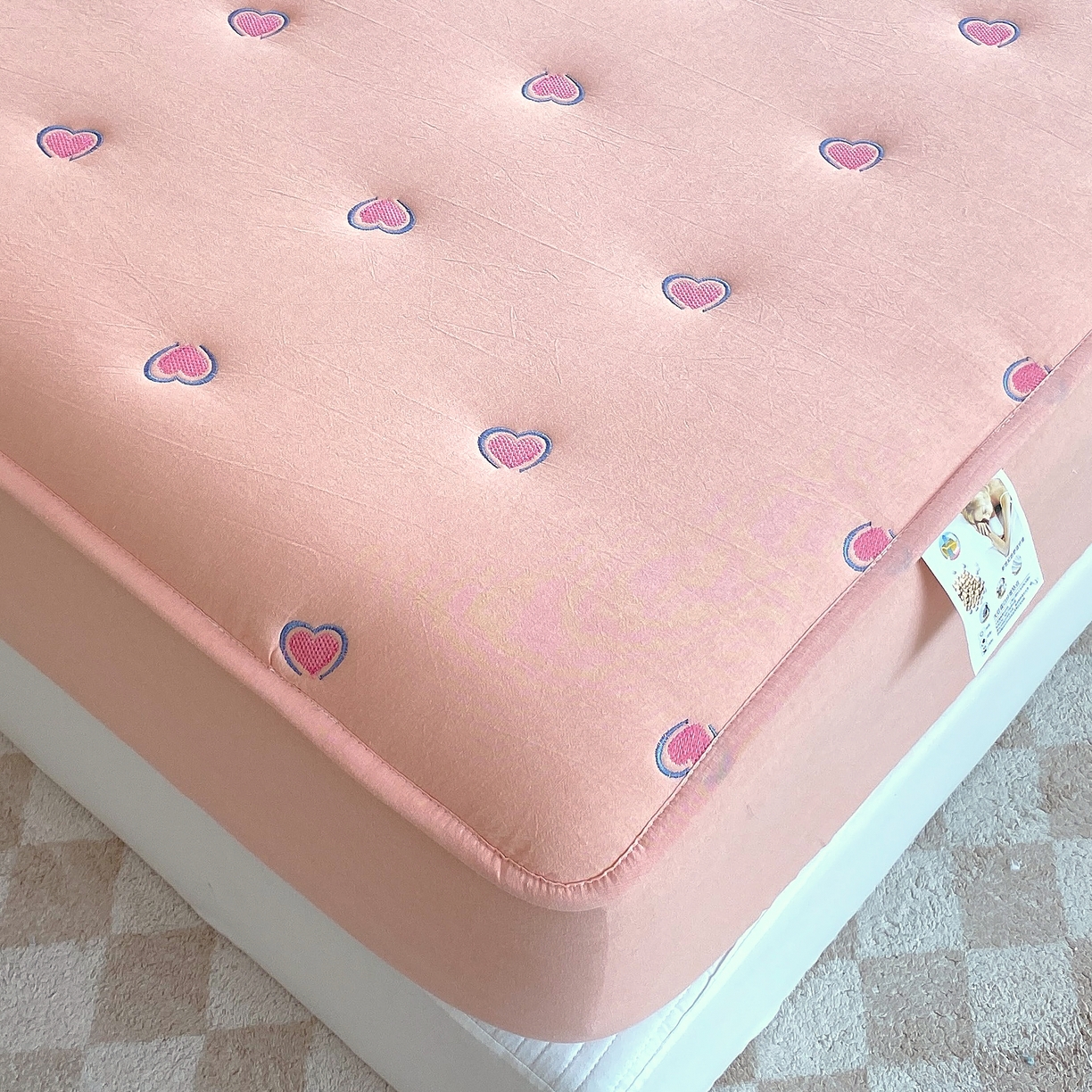 91家纺网 家纺一手货源 找家纺 卡诗兰 2026新款全棉色织夹棉刺绣床笠-爱意满满 爱意满满-粉色