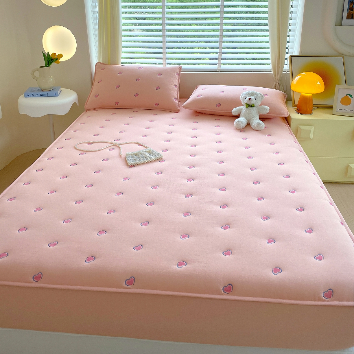 91家纺网 家纺一手货源 找家纺 卡诗兰 2026新款全棉色织夹棉刺绣床笠-爱意满满 爱意满满-粉色