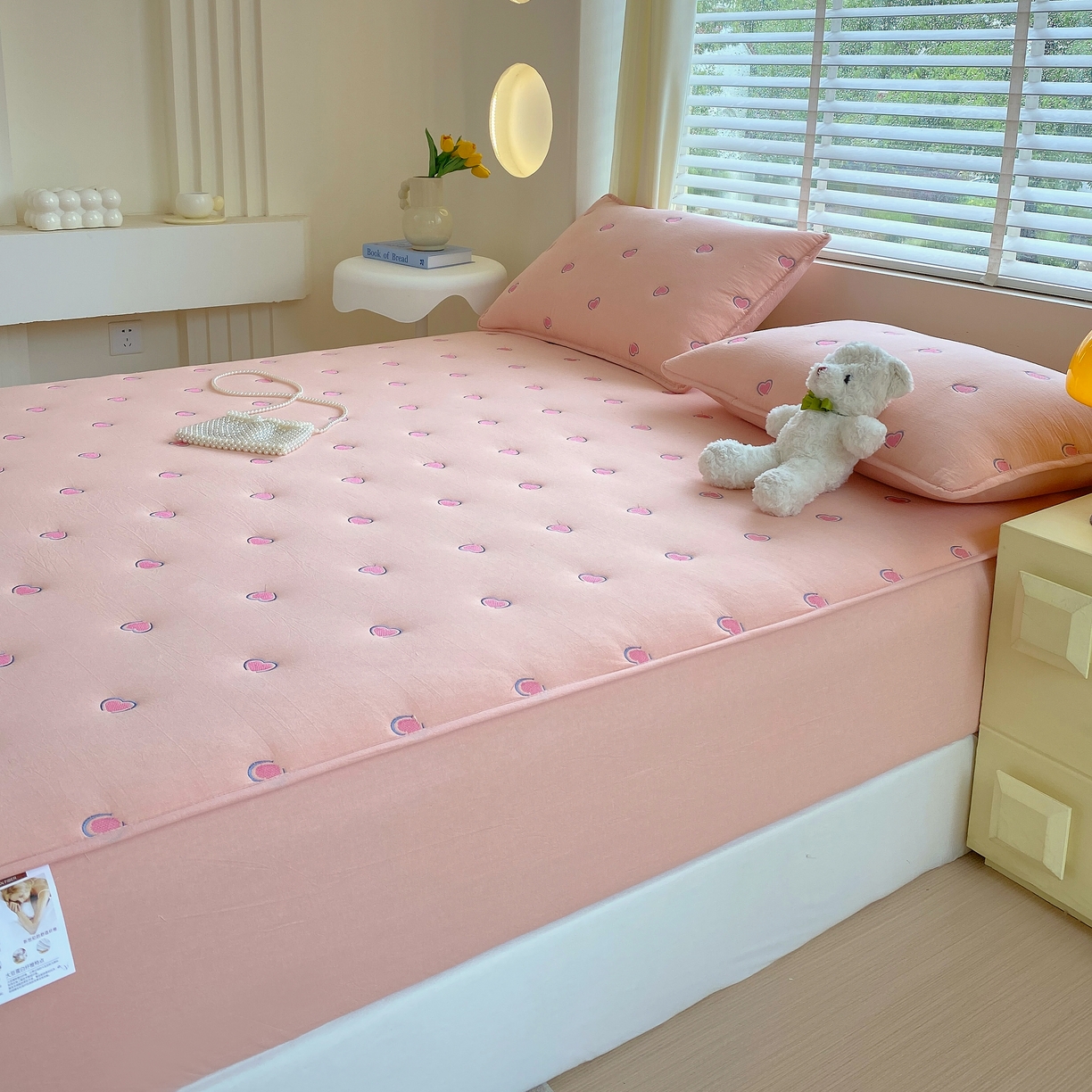 91家纺网 家纺一手货源 找家纺 卡诗兰 2026新款全棉色织夹棉刺绣床笠-爱意满满 爱意满满-粉色