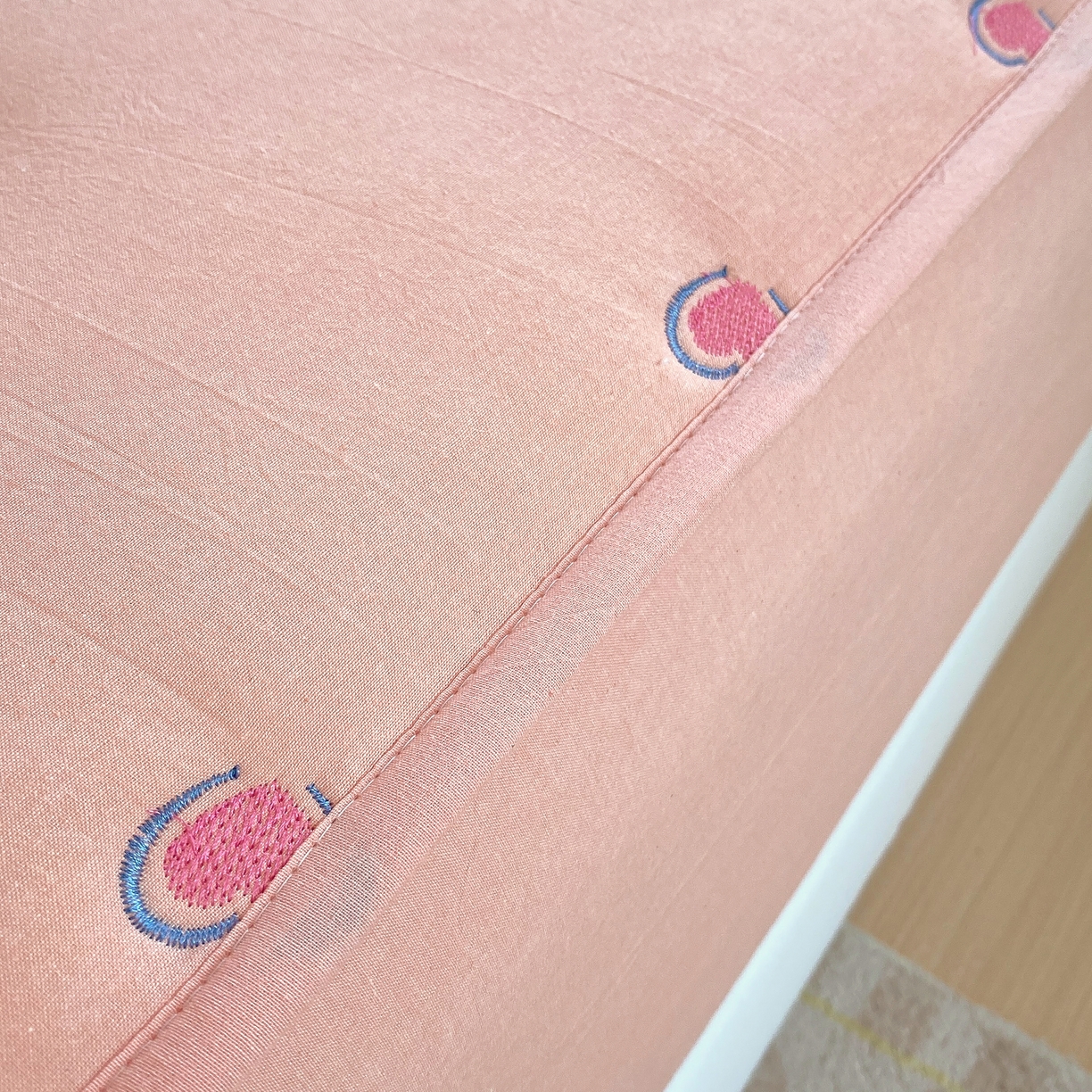 91家纺网 家纺一手货源 找家纺 卡诗兰 2026新款全棉色织夹棉刺绣床笠-爱意满满 爱意满满-粉色