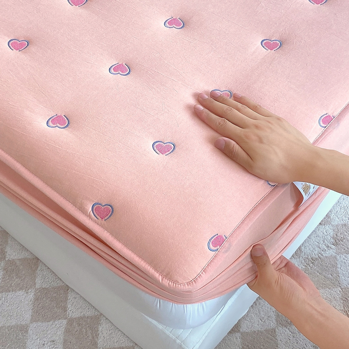 91家纺网 家纺一手货源 找家纺 卡诗兰 2026新款全棉色织夹棉刺绣床笠-爱意满满 爱意满满-粉色