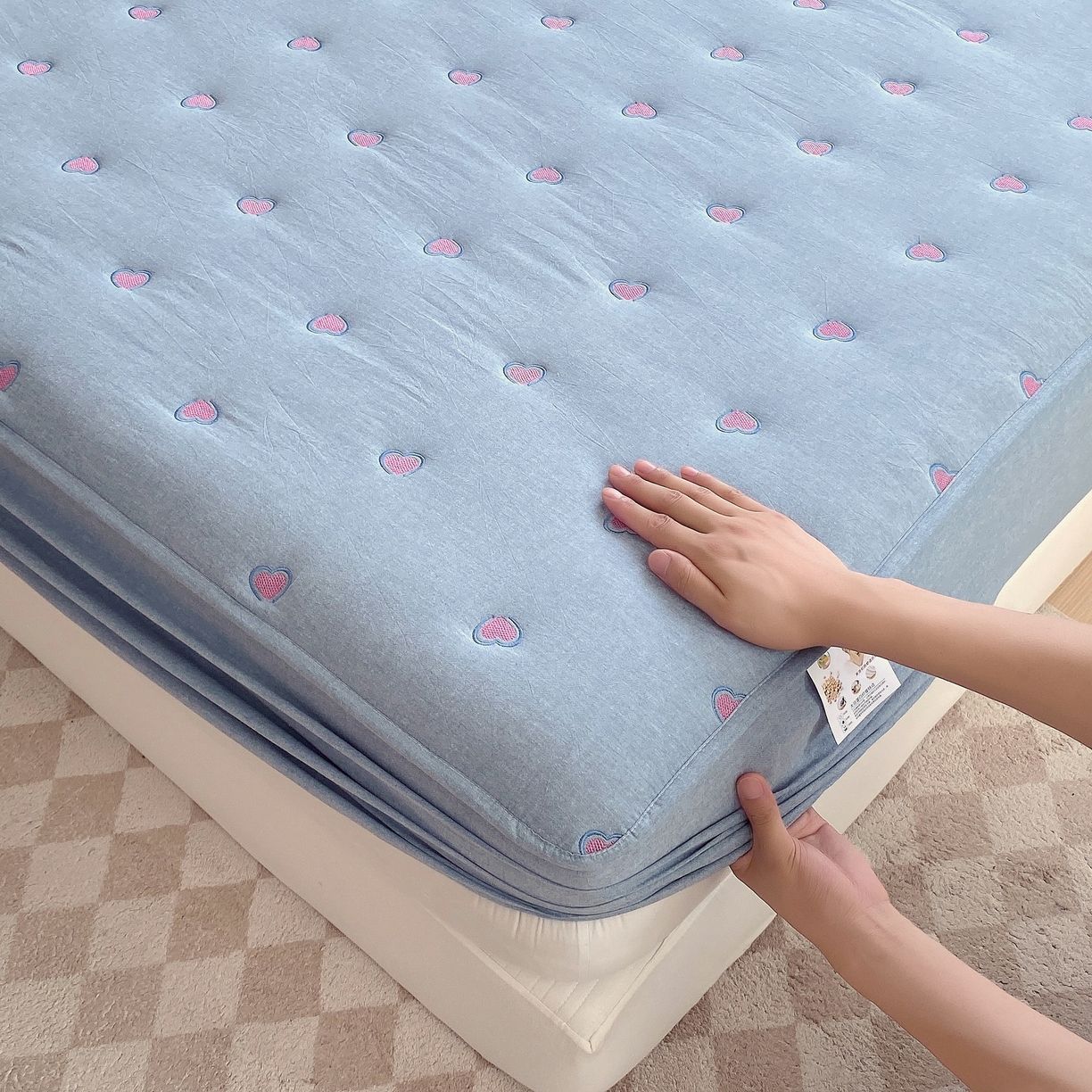 91家纺网 家纺一手货源 找家纺 卡诗兰 2026新款全棉色织夹棉刺绣床笠-爱意满满 爱意满满-蓝青色