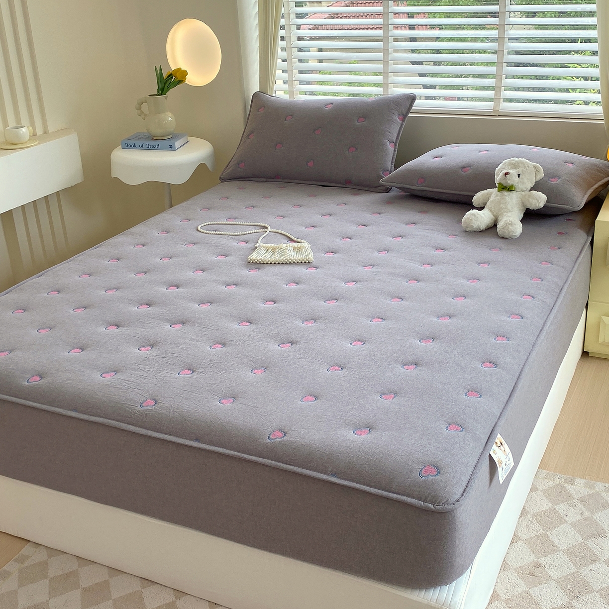 91家纺网 家纺一手货源 找家纺 卡诗兰 2026新款全棉色织夹棉刺绣床笠-爱意满满 爱意满满-绅士灰