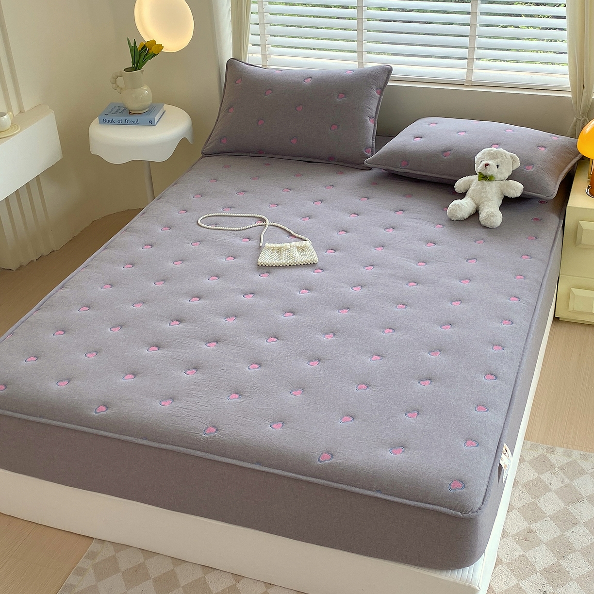 91家纺网 家纺一手货源 找家纺 卡诗兰 2026新款全棉色织夹棉刺绣床笠-爱意满满 爱意满满-绅士灰