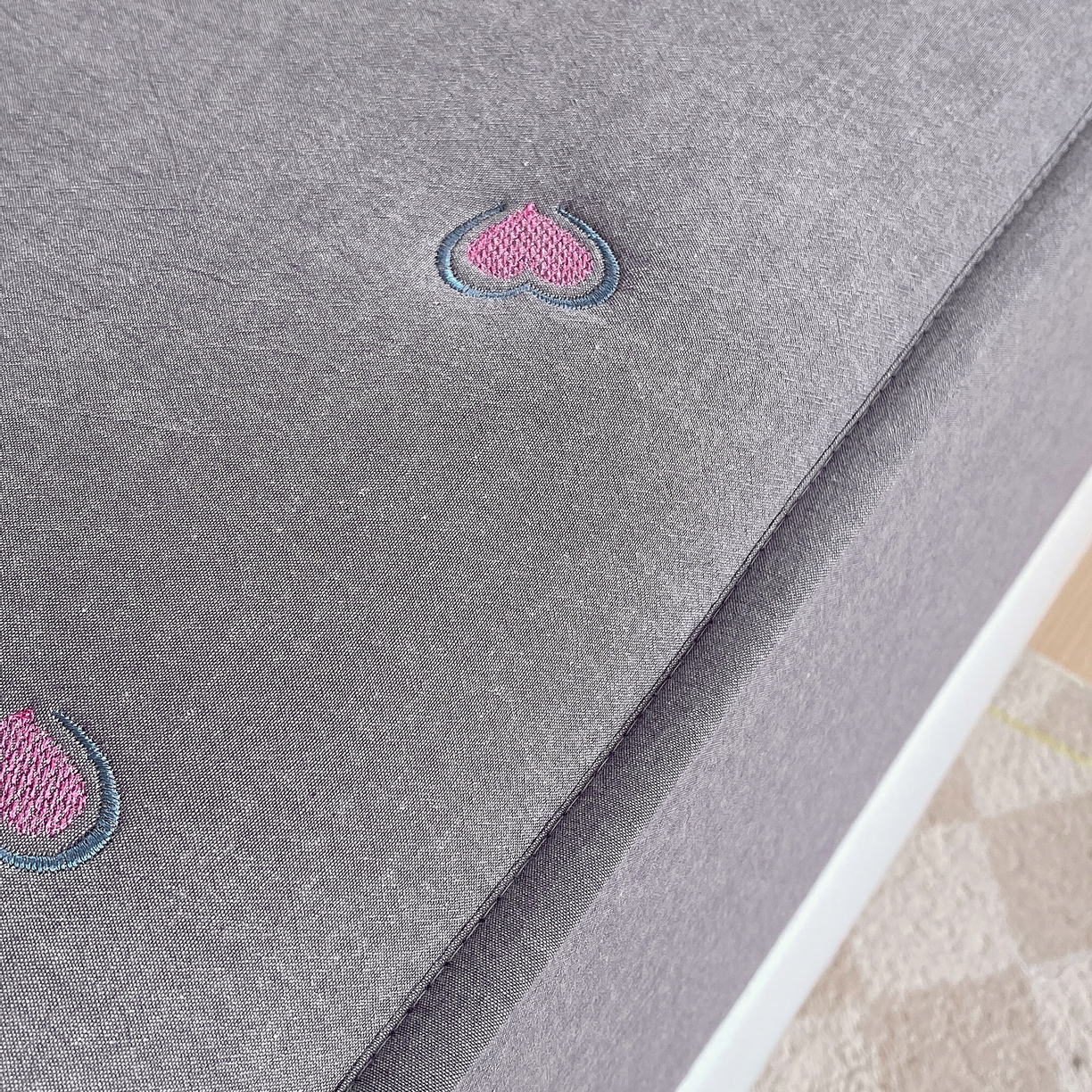 91家纺网 家纺一手货源 找家纺 卡诗兰 2026新款全棉色织夹棉刺绣床笠-爱意满满 爱意满满-绅士灰