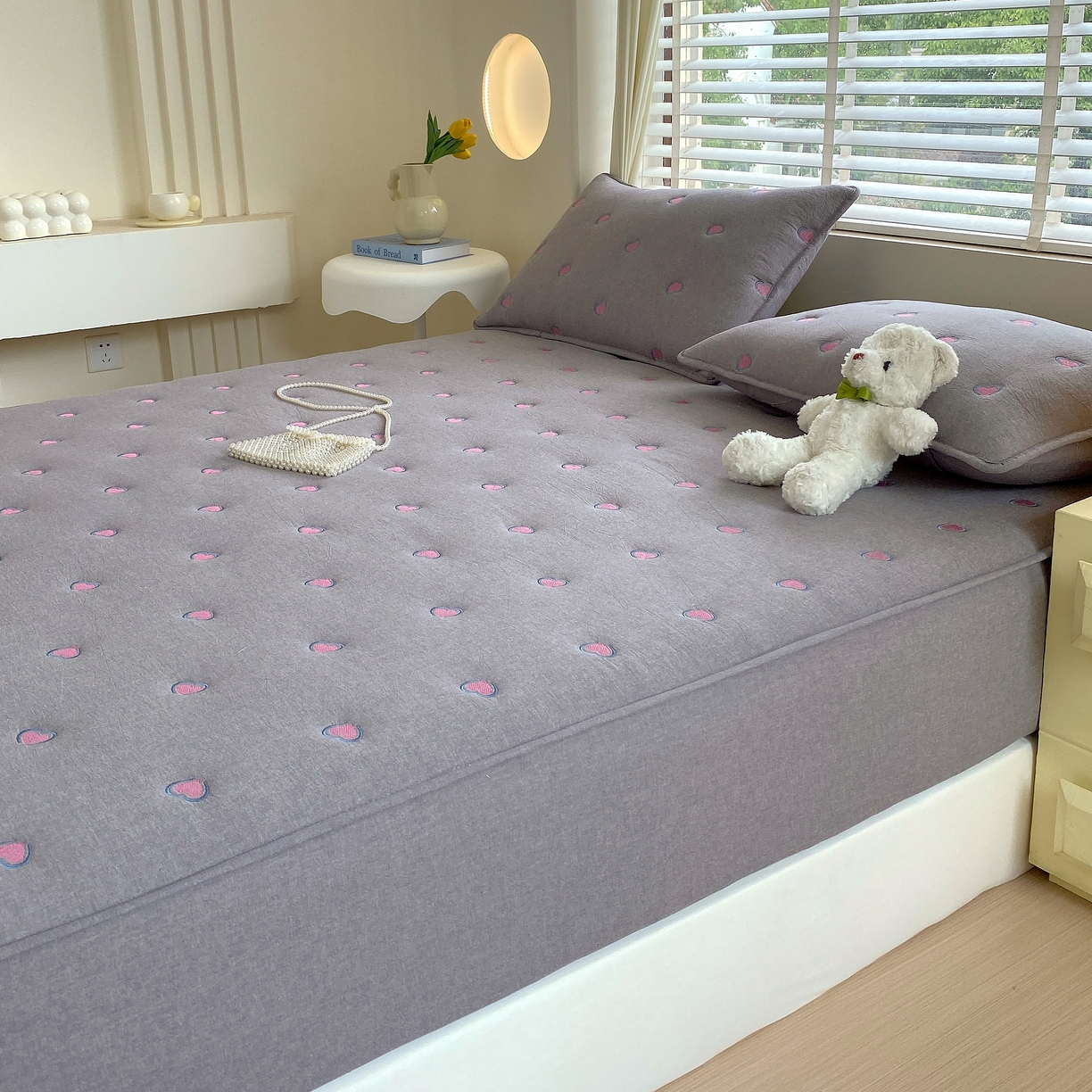 91家纺网 家纺一手货源 找家纺 卡诗兰 2026新款全棉色织夹棉刺绣床笠-爱意满满 爱意满满-绅士灰