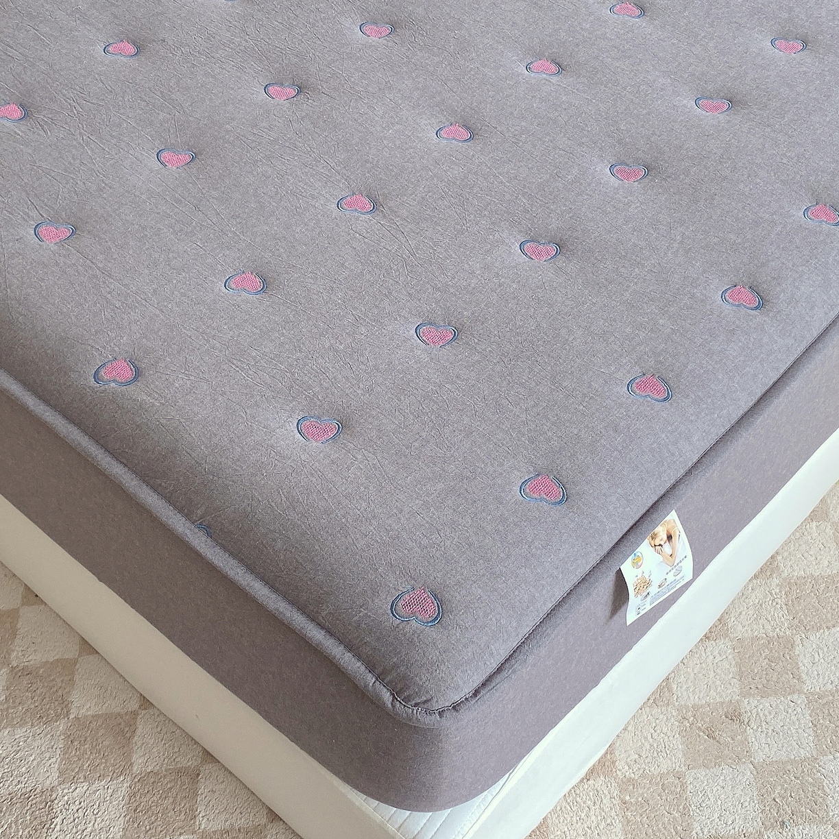 91家纺网 家纺一手货源 找家纺 卡诗兰 2026新款全棉色织夹棉刺绣床笠-爱意满满 爱意满满-绅士灰