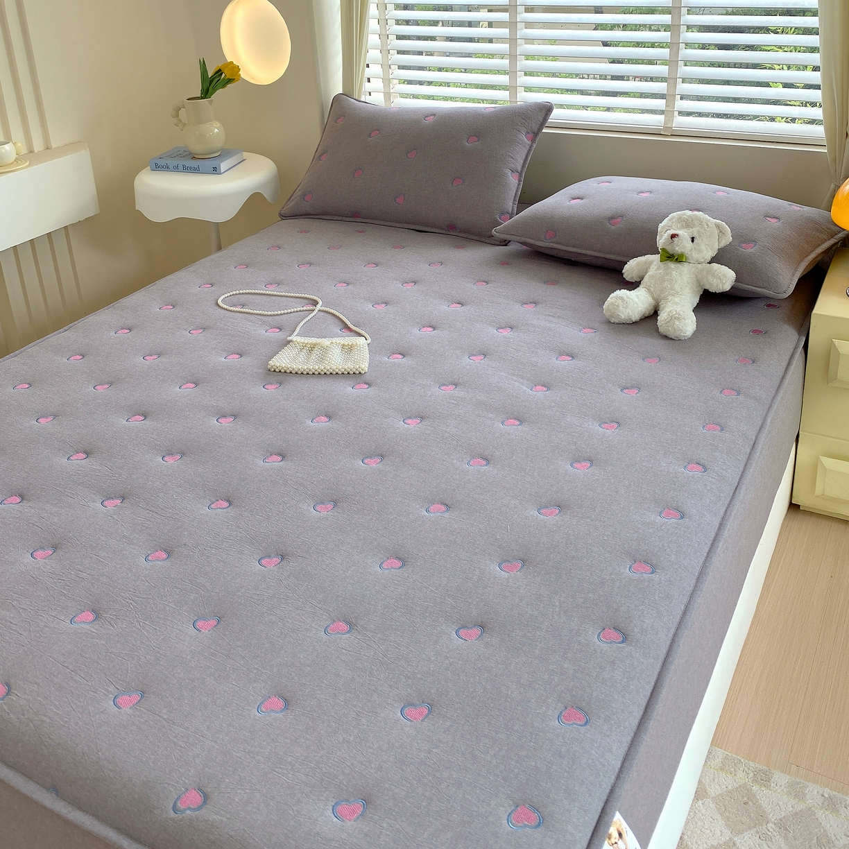 91家纺网 家纺一手货源 找家纺 卡诗兰 2026新款全棉色织夹棉刺绣床笠-爱意满满 爱意满满-绅士灰