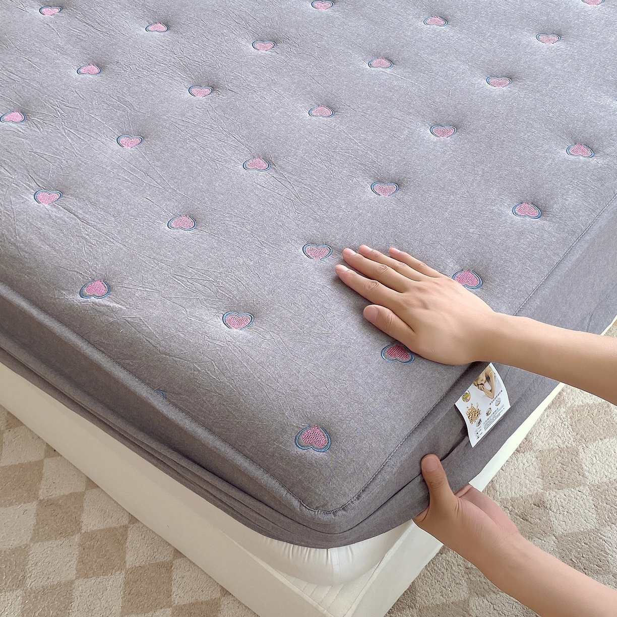 91家纺网 家纺一手货源 找家纺 卡诗兰 2026新款全棉色织夹棉刺绣床笠-爱意满满 爱意满满-绅士灰