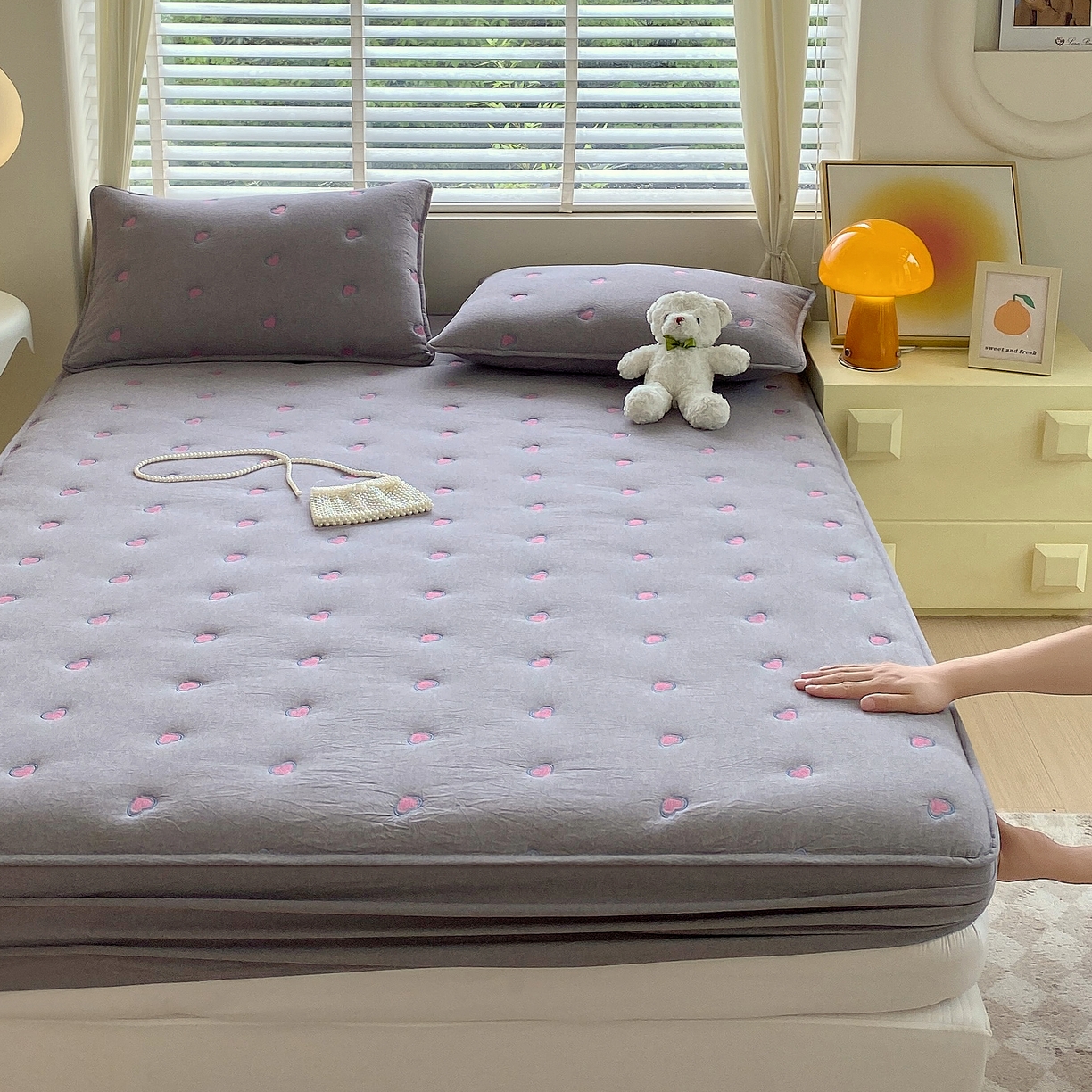 91家纺网 家纺一手货源 找家纺 卡诗兰 2026新款全棉色织夹棉刺绣床笠-爱意满满 爱意满满-绅士灰