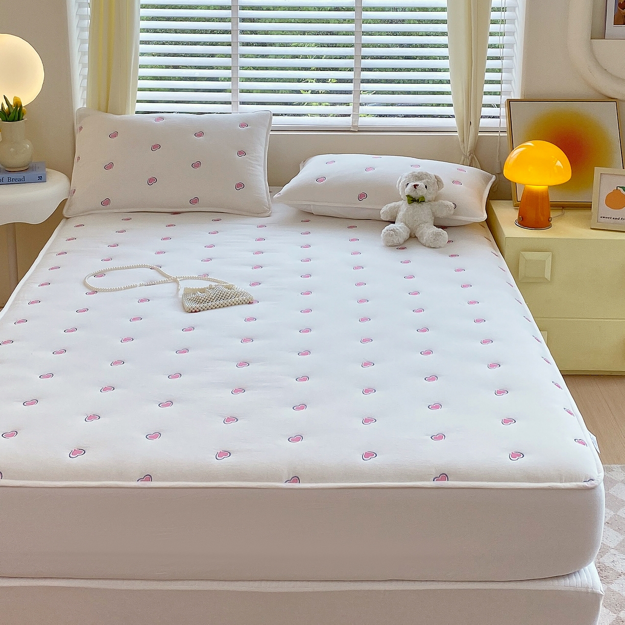 91家纺网 家纺一手货源 找家纺 卡诗兰 2026新款全棉色织夹棉刺绣床笠-爱意满满 爱意满满-珍珠白