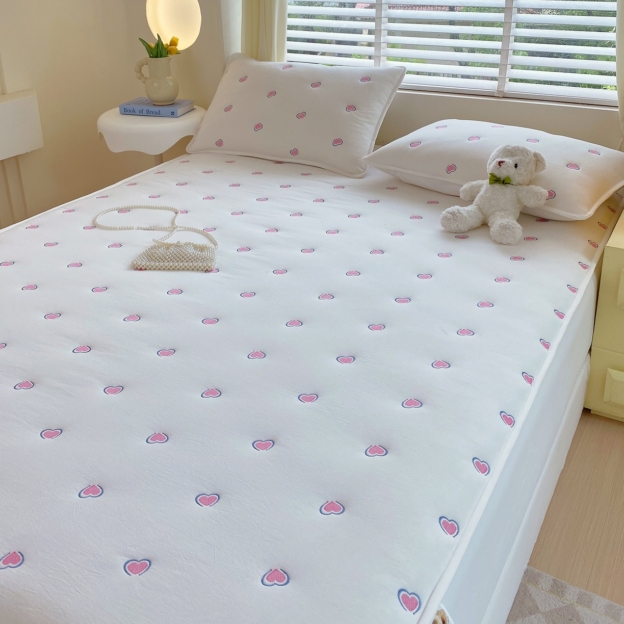 91家纺网 家纺一手货源 找家纺 卡诗兰 2026新款全棉色织夹棉刺绣床笠-爱意满满 爱意满满-珍珠白