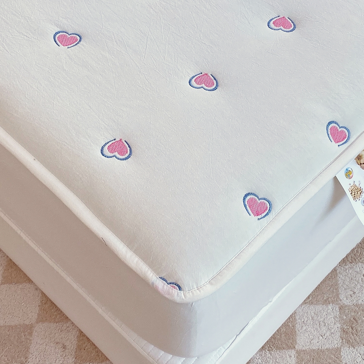 91家纺网 家纺一手货源 找家纺 卡诗兰 2026新款全棉色织夹棉刺绣床笠-爱意满满 爱意满满-珍珠白