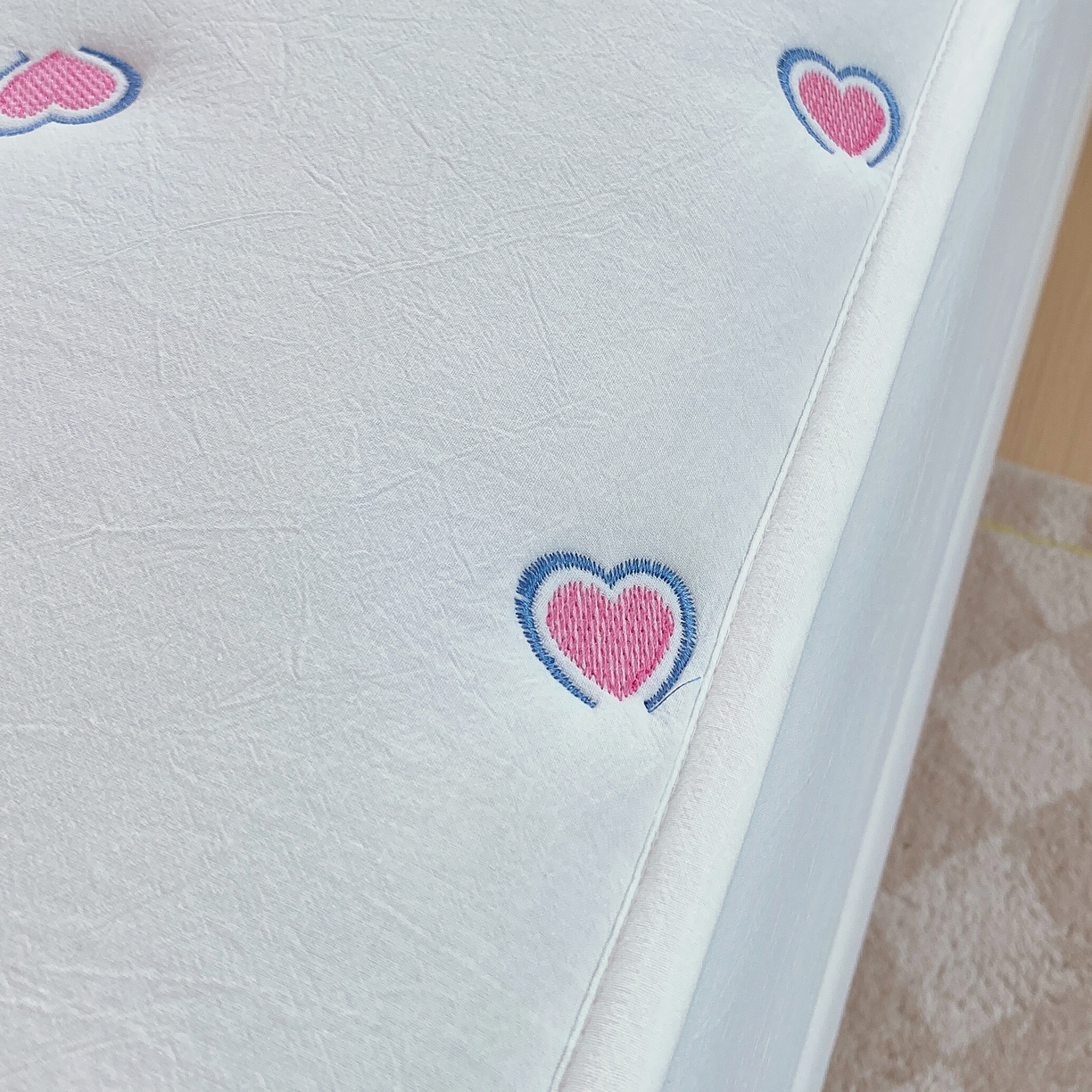 91家纺网 家纺一手货源 找家纺 卡诗兰 2026新款全棉色织夹棉刺绣床笠-爱意满满 爱意满满-珍珠白