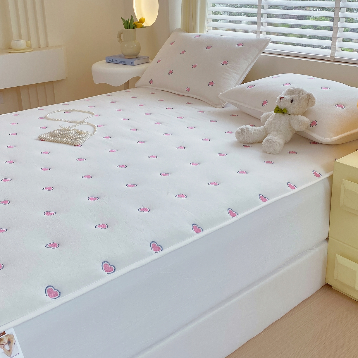 91家纺网 家纺一手货源 找家纺 卡诗兰 2026新款全棉色织夹棉刺绣床笠-爱意满满 爱意满满-珍珠白