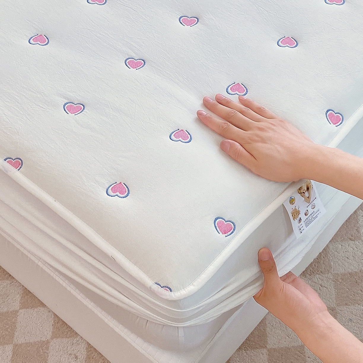 91家纺网 家纺一手货源 找家纺 卡诗兰 2026新款全棉色织夹棉刺绣床笠-爱意满满 爱意满满-珍珠白