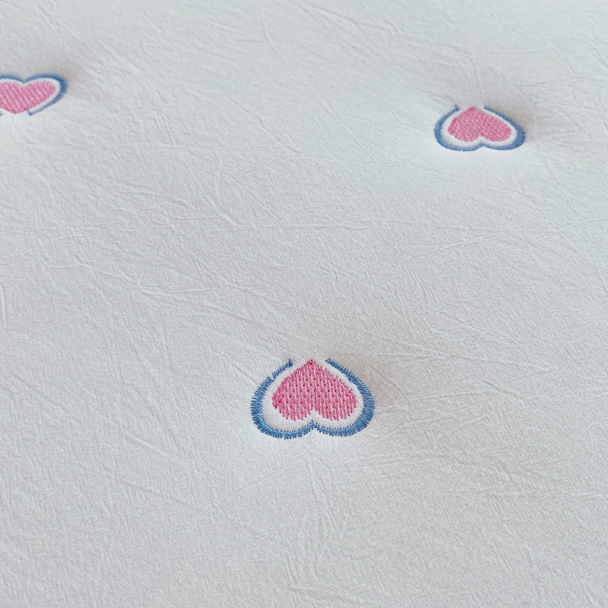 91家纺网 家纺一手货源 找家纺 卡诗兰 2026新款全棉色织夹棉刺绣床笠-爱意满满 爱意满满-珍珠白