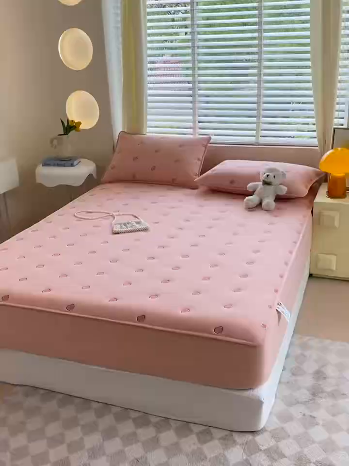 91家纺网 家纺一手货源 找家纺 卡诗兰 2026新款全棉色织夹棉刺绣床笠-爱意满满 爱意满满-粉色