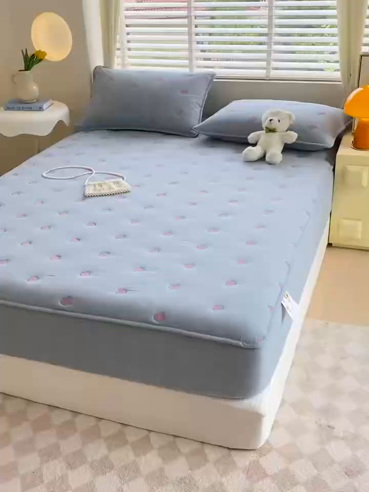 91家纺网 家纺一手货源 找家纺 卡诗兰 2026新款全棉色织夹棉刺绣床笠-爱意满满 爱意满满-蓝青色