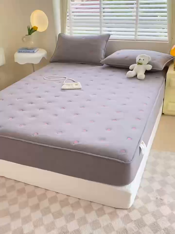 91家纺网 家纺一手货源 找家纺 卡诗兰 2026新款全棉色织夹棉刺绣床笠-爱意满满 爱意满满-绅士灰