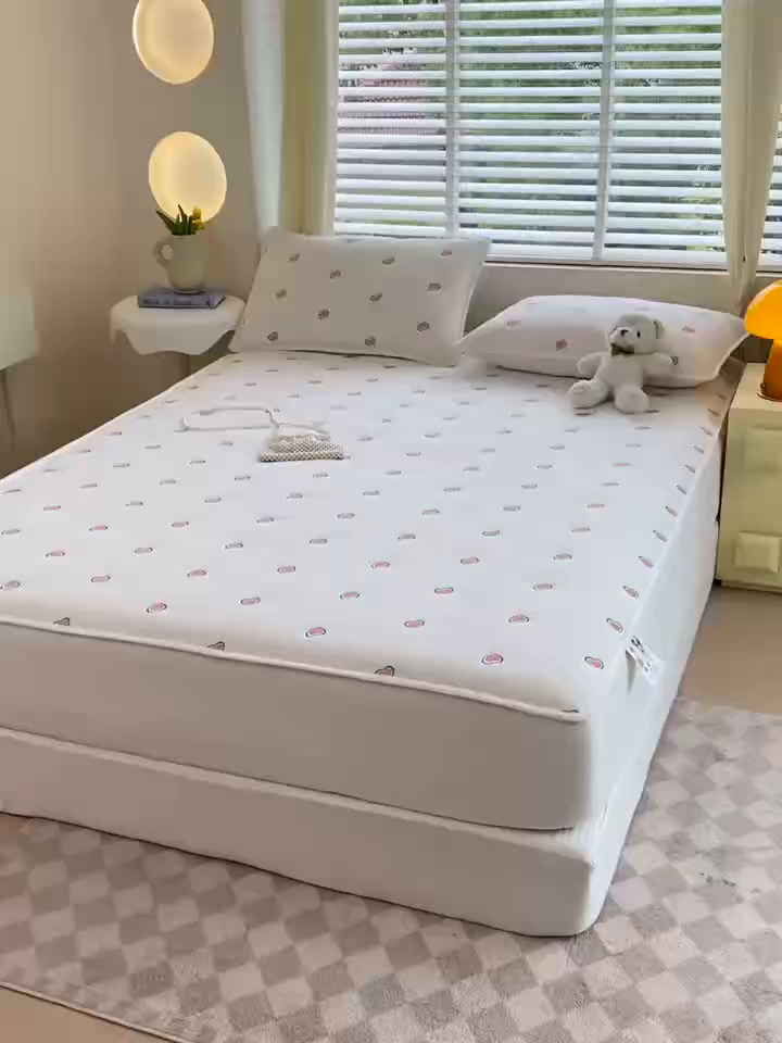 91家纺网 家纺一手货源 找家纺 卡诗兰 2026新款全棉色织夹棉刺绣床笠-爱意满满 爱意满满-珍珠白