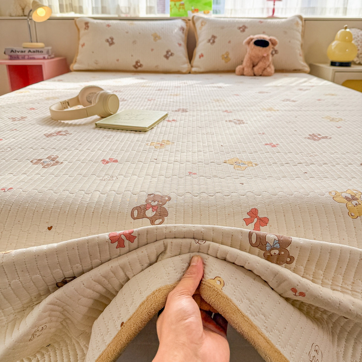 91家纺网 家纺一手货源 找家纺 恒尚居 2026新款纯棉牛奶绒床盖双面两用夹棉床单床垫-秋冬款 四季通用 芭比熊【A纯棉-B牛奶绒】