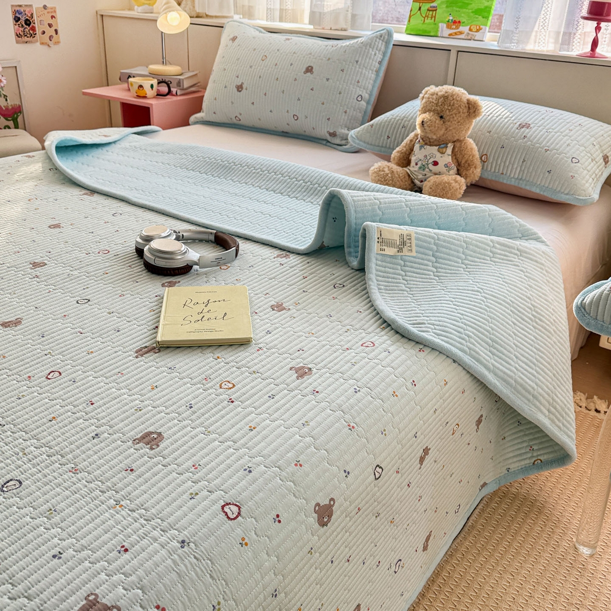 91家纺网 家纺一手货源 找家纺 恒尚居 2026新款纯棉牛奶绒床盖双面两用夹棉床单床垫-秋冬款 四季通用 布布熊【A纯棉-B牛奶绒】