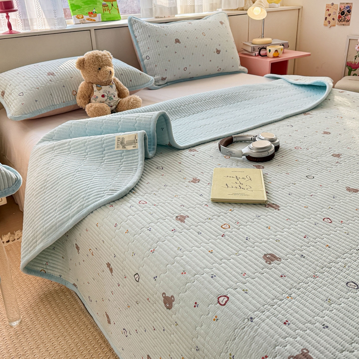 91家纺网 家纺一手货源 找家纺 恒尚居 2026新款纯棉牛奶绒床盖双面两用夹棉床单床垫-秋冬款 四季通用 布布熊【A纯棉-B牛奶绒】