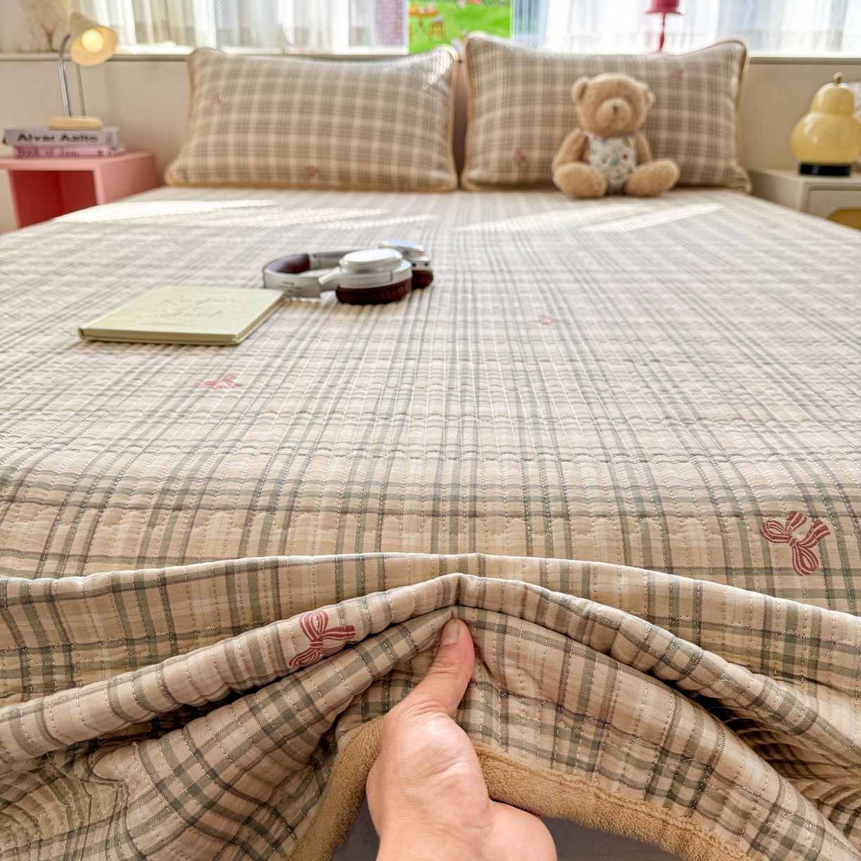 91家纺网 家纺一手货源 找家纺 恒尚居 2026新款纯棉牛奶绒床盖双面两用夹棉床单床垫-秋冬款 四季通用 卡其格【A纯棉-B牛奶绒】