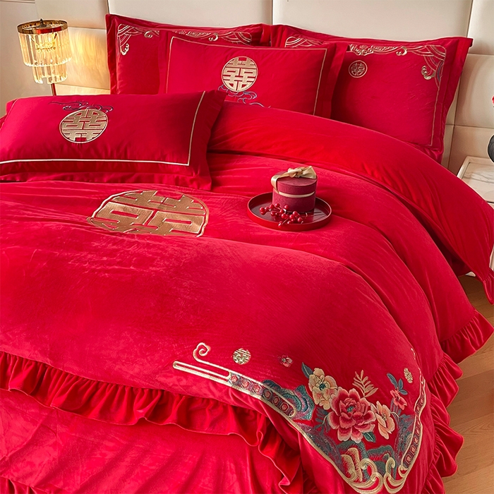 91家纺网 家纺一手货源 找家纺 富之雅婚庆 2025新款高克重全工艺牛奶绒宝宝绒刺绣婚庆四件套 花田喜事（花边款宝宝绒）