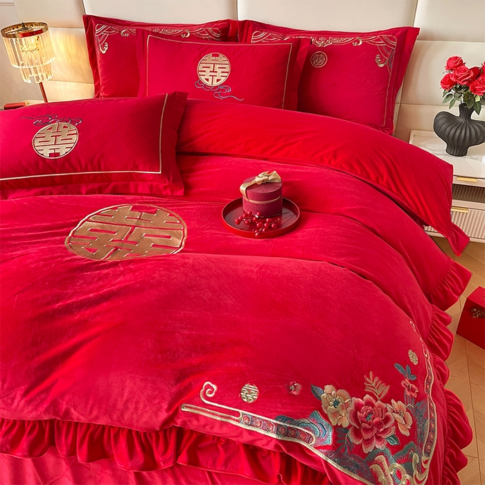 91家纺网 家纺一手货源 找家纺 富之雅婚庆 2025新款高克重全工艺牛奶绒宝宝绒刺绣婚庆四件套 花田喜事（花边款宝宝绒）