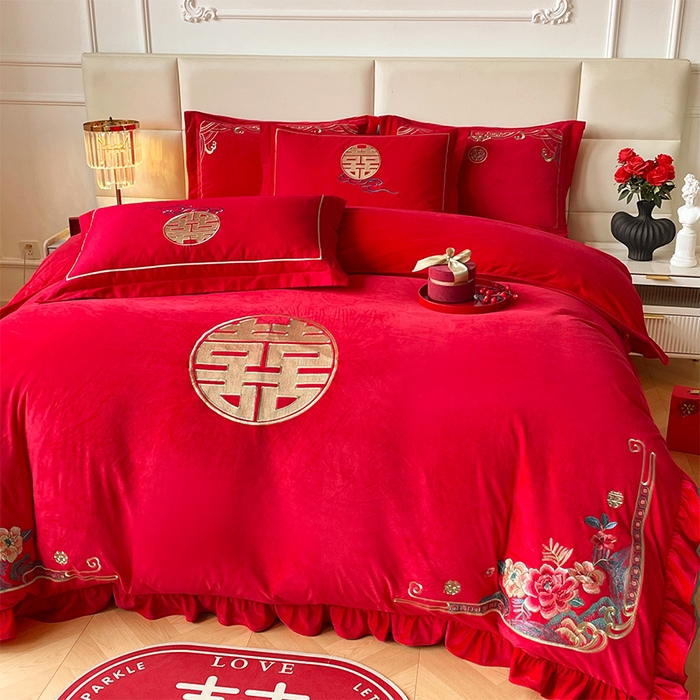 91家纺网 家纺一手货源 找家纺 富之雅婚庆 2025新款高克重全工艺牛奶绒宝宝绒刺绣婚庆四件套 花田喜事（花边款宝宝绒）