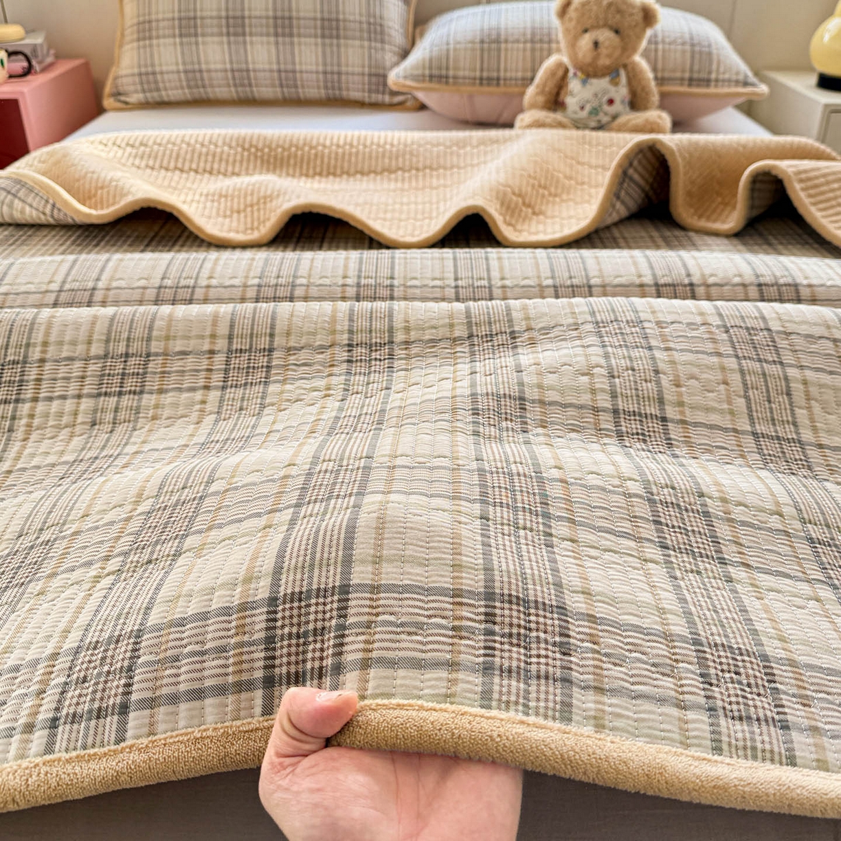 91家纺网 家纺一手货源 找家纺 恒尚居 2026新款纯棉牛奶绒床盖双面两用夹棉床单床垫-秋冬款 四季通用 纽约格【A纯棉-B牛奶绒】