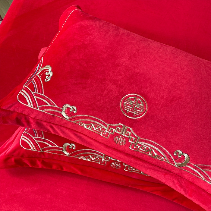 91家纺网 家纺一手货源 找家纺 富之雅婚庆 2025新款高克重全工艺牛奶绒宝宝绒刺绣婚庆四件套 喜事连连（花边款宝宝绒）